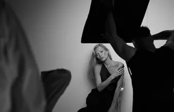 Η Κέιτ Μος πιο εντυπωσιακή από ποτέ σε νέα φωτογράφιση καμπάνιας