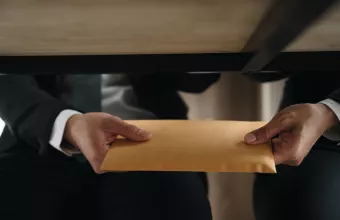 Η κακονομία τρέφει τη διαφθορά