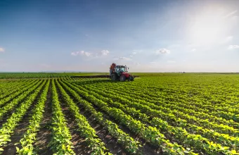 Αγροτικό χωράφι τρακτέρ