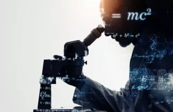 Επιστήμονας σε μικροσκόπιο