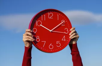 φοιτητές και αναλογικό ρολόι