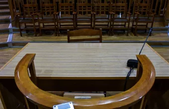 Δικαστική αίθουσα έδρανο