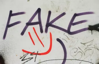 Fake άνθρωποι φράσεις