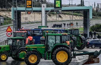 Αγρότες σε μπλόκο αυτοκινητόδρομου