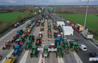 Αντιπαράθεση ΝΔ-ΠΑΣΟΚ για «ασφαλές περιβάλλον διαλόγου» κι αγροτικό