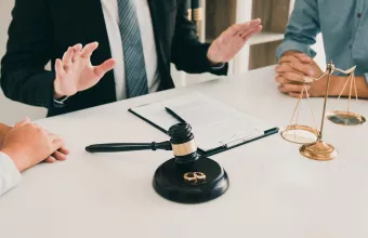 Δικαστής και ζευγάρι διαζυγίου