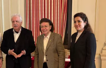 Μπένος, Μενδώνη, Χιώτη