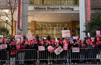 Συγκέντρωση έξω από νοσοκομείο