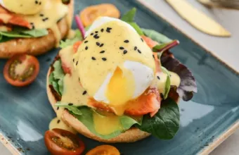 Αυγά Μπένεντικτ με καπνιστό σολομό