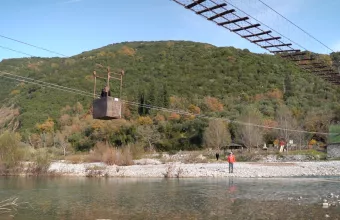 Καρέλι: Το χειροκίνητο «τελεφερίκ» του Εύηνου