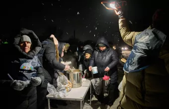 εθελοντές διανέμουν τρόφιμα