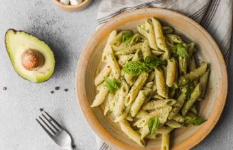 Πένες με πέστο αβοκάντο, φέτα και βασιλικό