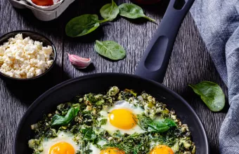 Τι να μαγειρέψω σήμερα Παρασκευή; Χόρτα με αυγά στο τηγάνι - Το μενού της εβδομάδας (23-29/3)