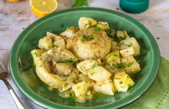 Αγκινάρες λαδερές με σελινόριζα, πράσα και πατάτα