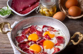 Αυγά με παστουρμά