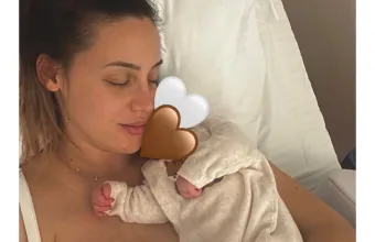 Άννα Κορακάκη γέννα