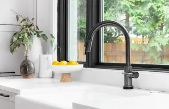 To απλό κόλπο με το λεμόνι για να γυαλίσει η βρύση της κουζίνας