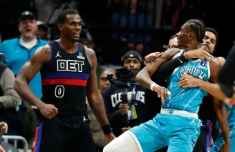 Οι Πίστονς βαράνε