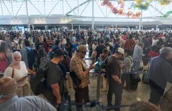 κόσμος στο αεροδρόμιο 