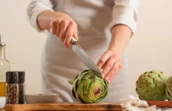 Πώς καθαρίζουμε την αγκινάρα βήμα - βήμα