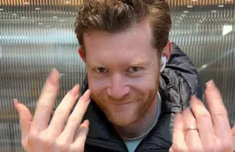 Άντρας με ψεύτικα νύχια Challenge