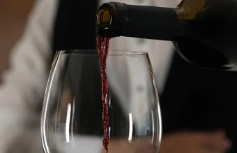 Εμφιαλωμένο ή χύμα κρασί στο εστιατόριο; Τι να επιλέξεις