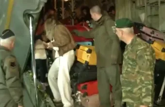 Μέση Ανατολή: Στην Ελευσίνα το C-130 με τους 90 Ελληνες που επαναπατρίστηκαν