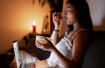 Φαγητό μετά τις 8 παχαίνει;