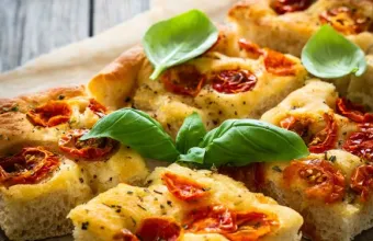 Φοκάτσια με ντοματίνια και βασιλικό