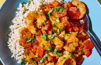 Γαρίδες με κόκκινη σάλτσα και ρύζι