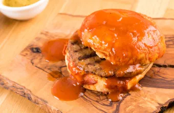 Islak hamburger: Το «υγρό» burger από την Κωσταντινούπολη που έγινε viral