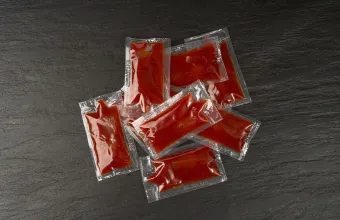 Τέλος από τον Αύγουστο οι ατομικές συσκευασίες κέτσαπ, μαγιονέζας και αλατιού στα εστιατόρια