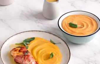 Κοτόπουλο με προσούτο, φασκόμηλο και πουρέ γλυκοπατάτας-καρότου