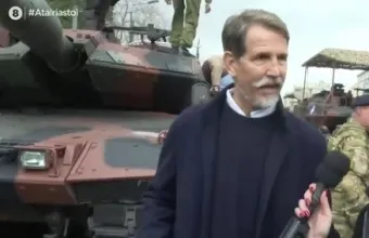 Ο Παύλος Ντε Γκρες στη στρατιωτική παρέλαση στο Σύνταγμα