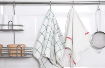 Πετσέτες κουζίνας: Ποιο είναι το κόλπο για να τις πλένεις και να τις απολυμαίνεις πλήρως