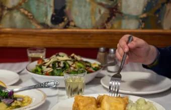 Σαΐτα: Στην ιστορική υπόγεια ταβέρνα της Πλάκας τρώμε μπακαλιάρο σκορδαλιά όλο τον χρόνο