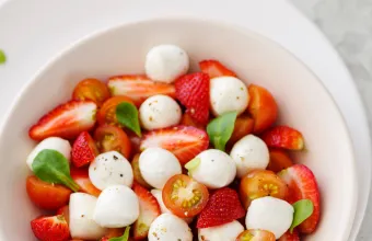 Σαλάτα με φράουλες, ντοματίνια και μοτσαρέλα