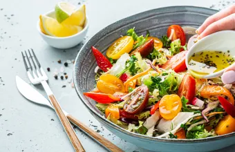 Πώς να φτιάξεις μια σαλάτα τόσο νόστιμη όσο αυτές που σου σερβίρουν στα εστιατόρια