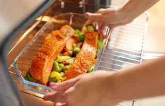 Σολομός στη σχάρα, στο φούρνο, στο τηγάνι ή στο air fryer; Δοκιμάσαμε τα πάντα για σένα!