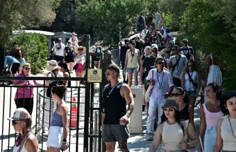 Τουρίστες στην Ακρόπολη