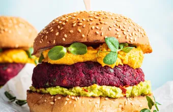 Vegan burger με παντζάρι, κρέμα γλυκοπατάτας και αβοκάντο