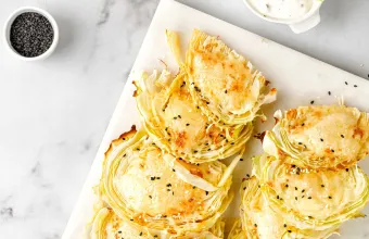 Ψητά steaks λάχανου με τυρί