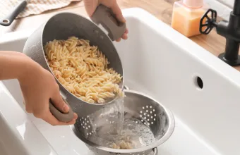 Γιατί δεν πρέπει να ρίχνεις καυτό νερό στο νεροχύτη