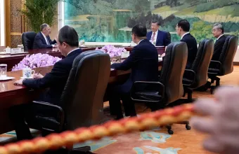 Ο πρόεδρος της Κίνας Σι υποδέχεται τον ΥΠΕΞ της Ρωσίας Λαβρόφ