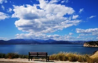 Με λίγες νεφώσεις και τοπικές βροχές ο καιρός της Μεγάλης Τετάρτης