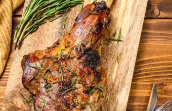 Αρνίσιο μπούτι στο φούρνο μαγειρεμένο με μυρωδικά