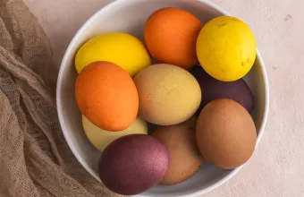 Πώς να βάψεις τα αυγά με φυσικό τρόπο
