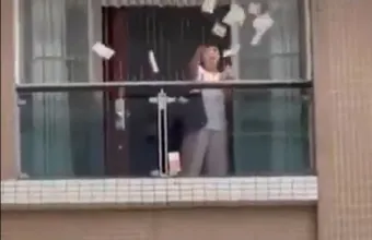 Κίνα: Πέταξε πάκους με δολάρια από το μπαλκόνι, μετά από καυγά με τον σύζυγό της