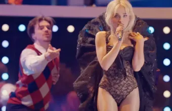 Η «modern nostalgia» λάμψη της Sabrina Carpenter: Πώς πέτυχε το μακιγιάζ- τάση