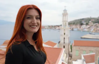 Μια Λαρισαία εκπαιδευτικός παραδίδει μαθήματα γνώσεων και ζωής στη Χάλκη